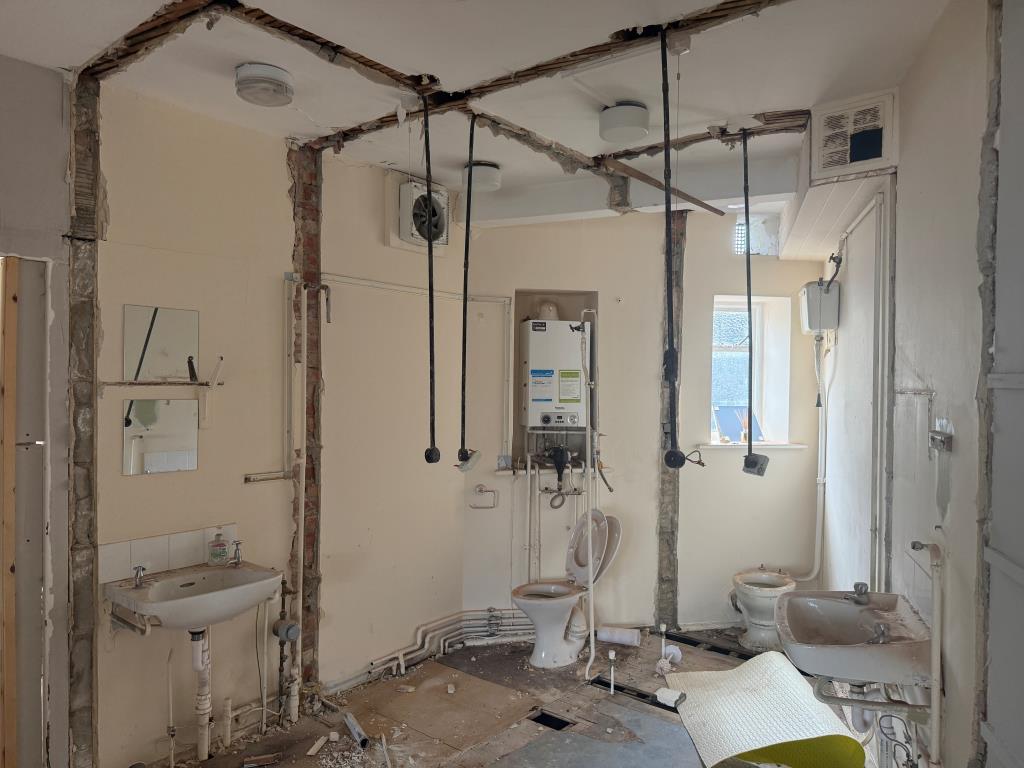 Lot: 35 - FORMER FIRST FLOOR OFFICE SUITE WITH RESIDENTIAL CONSENT - Rear part of first floor with units removed